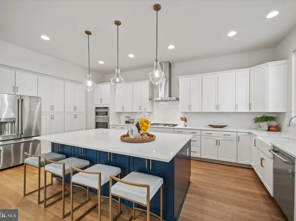 2727 N George Mason Dr, Arlington, VA 22207