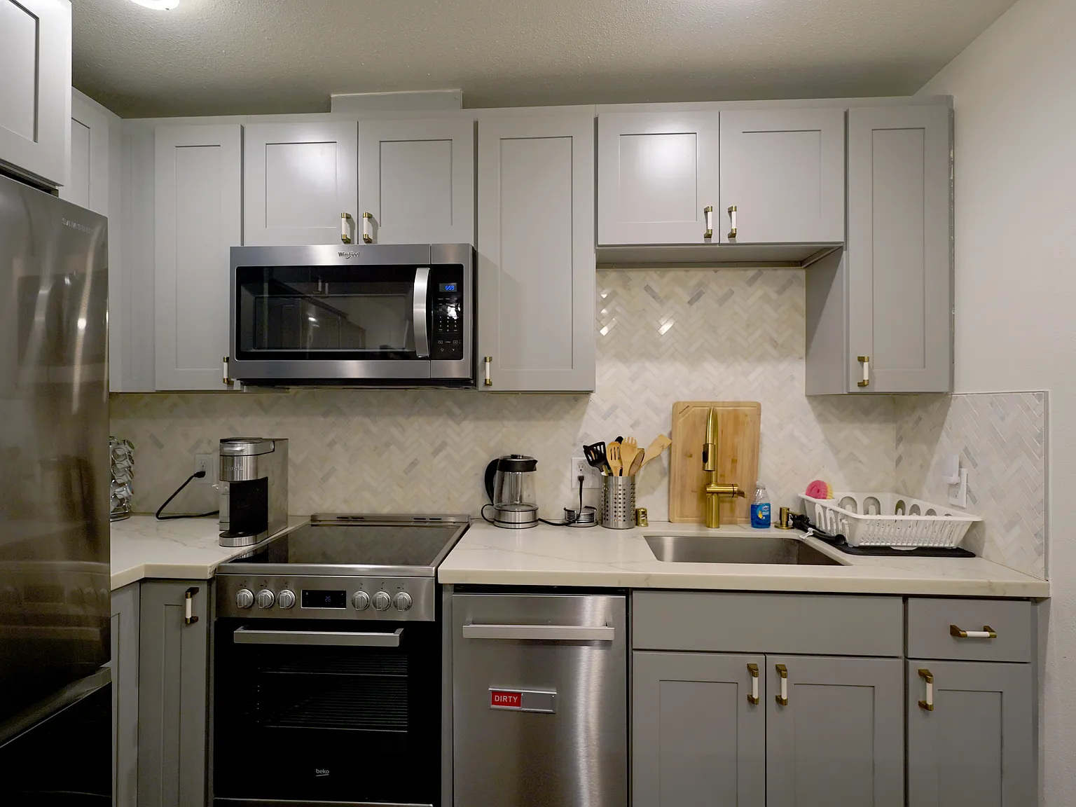 4 bed, 895 sqft, $4,300 — Photo 4