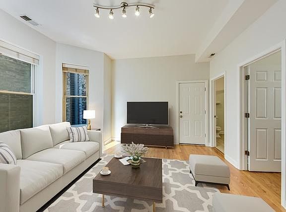 5th image of 831 N Damen Ave APT 1E