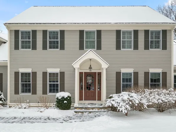 7 Birch Bark Rd, Medway, MA 02053