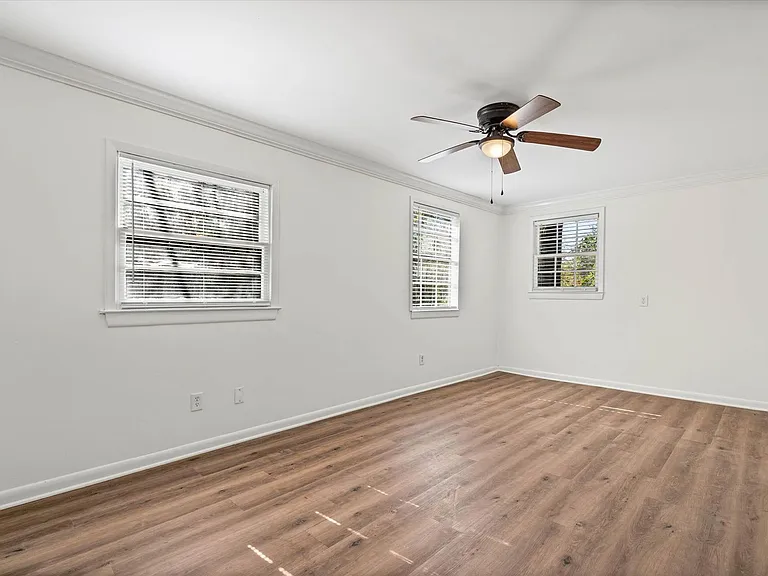 5213 Pineview Ln S — Photo 10