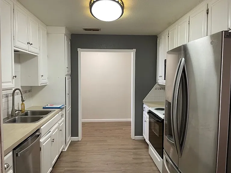 7601 Thompson Pkwy — Photo 5