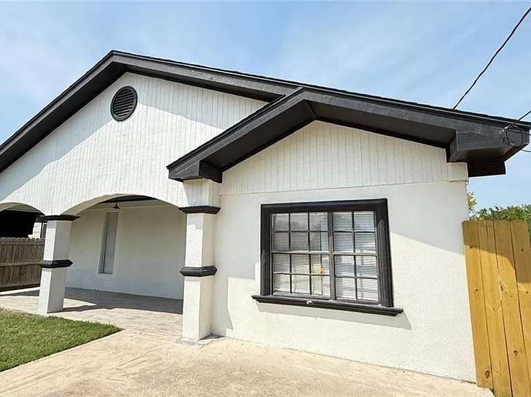 1415 E Thompson Rd — Photo 1