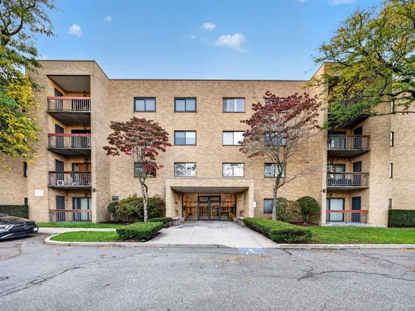 41 Centre St APT 105, Brookline, MA 02446