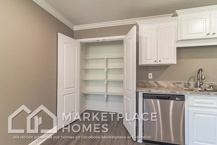 900 W 23rd St — Photo 8