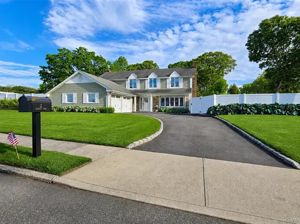 2 Sussex Lane, Lake Grove, NY 11755