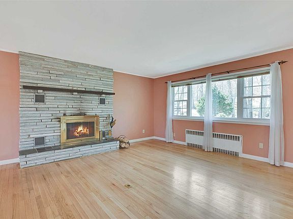 3rd image of 218 Dogwood Dr