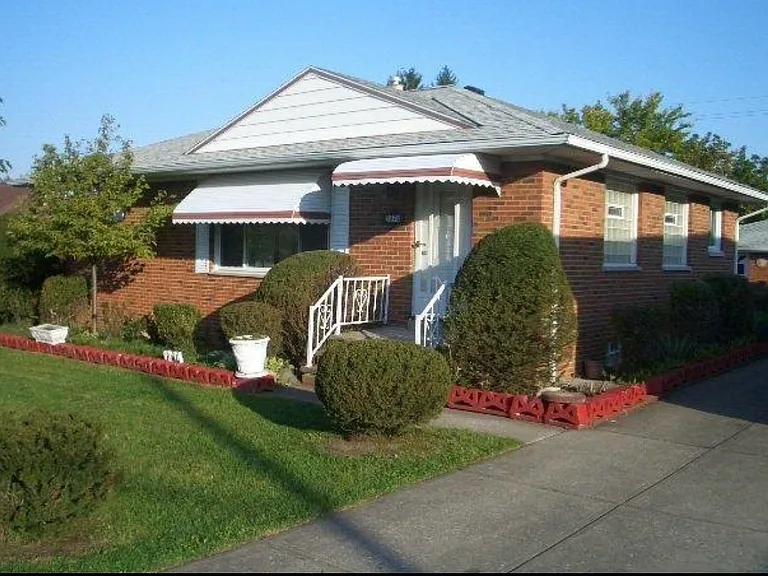 1274 Maple Dr — Photo 1