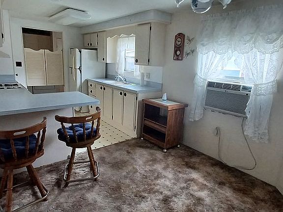 3rd image of 42179 La Roi Cir