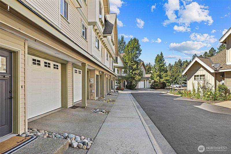 3rd image of 215 Sagebrook Lane
