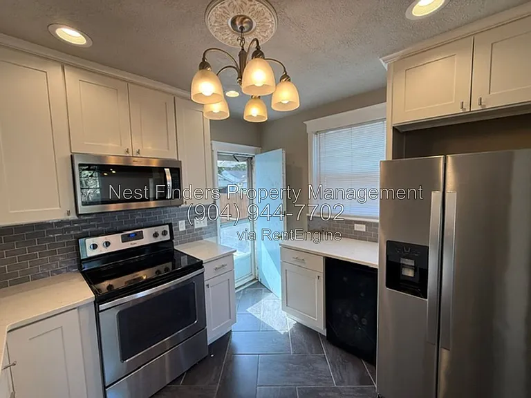 1309 Macarthur St — Photo 14
