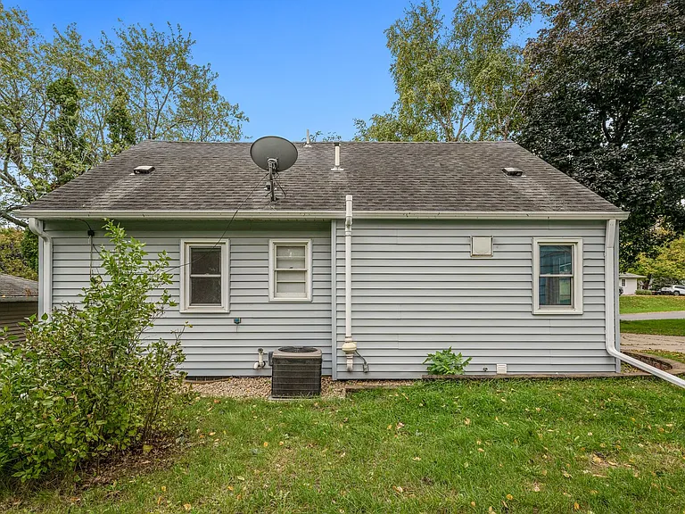 1711 Rose Pl — Photo 32