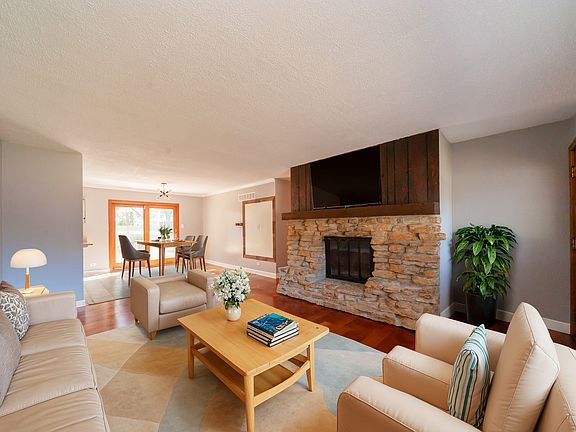 3rd image of 871 Bryn Mawr Ave