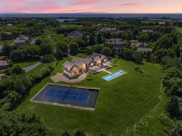 25 Fordune Ct, Southampton, NY 11968