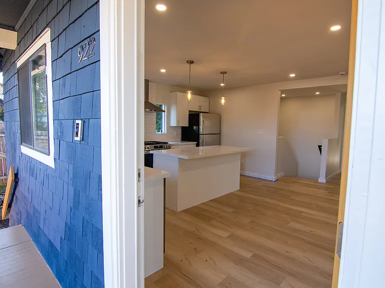 922 N 105th St — Photo 3