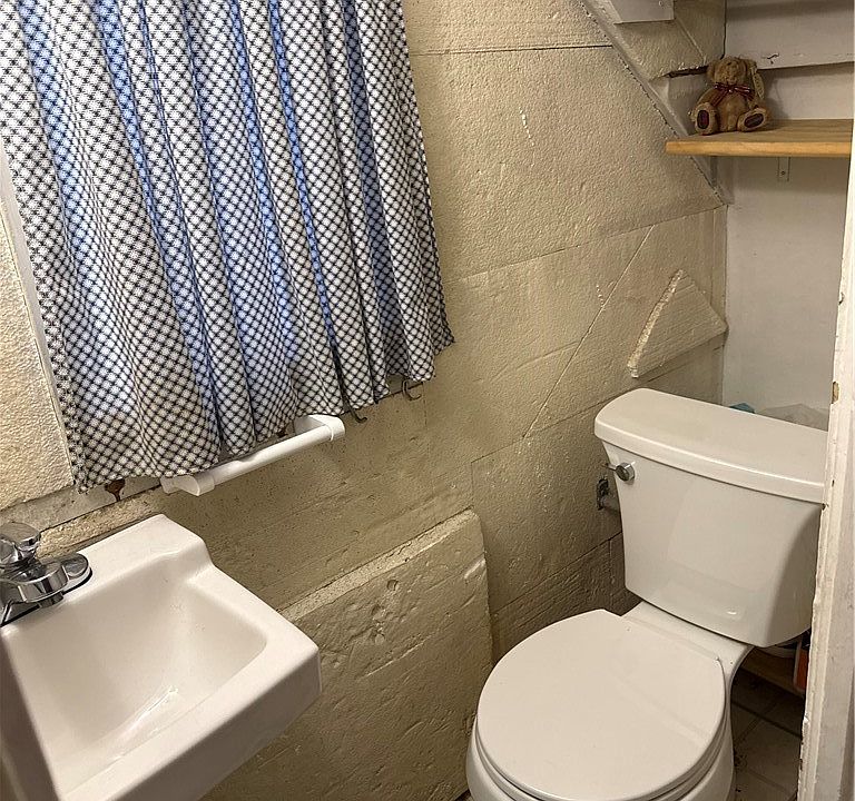 16th image of 223 N Elm St