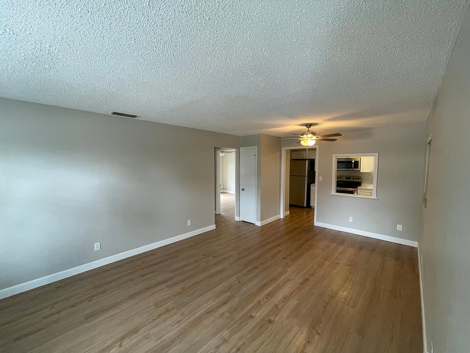 2 bed, 1.5 bath, 875 sqft, $1,399 — Photo 2