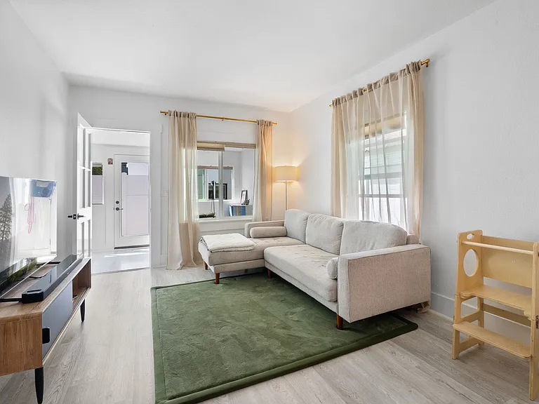 1752 Robinson Ave — Photo 18