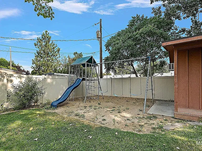 1320 E Main St — Photo 15
