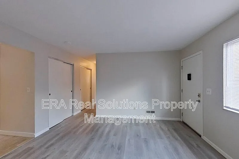 3 bed, 1.0 bath, 884 sqft, $1,100 — Photo 3