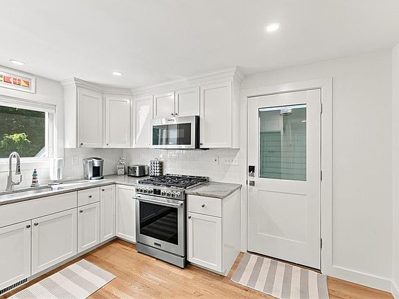 4th image of 172 Bay View Ave