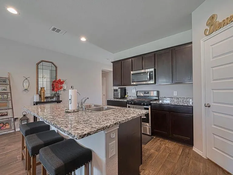 3923 Hawaiian Ct — Photo 3