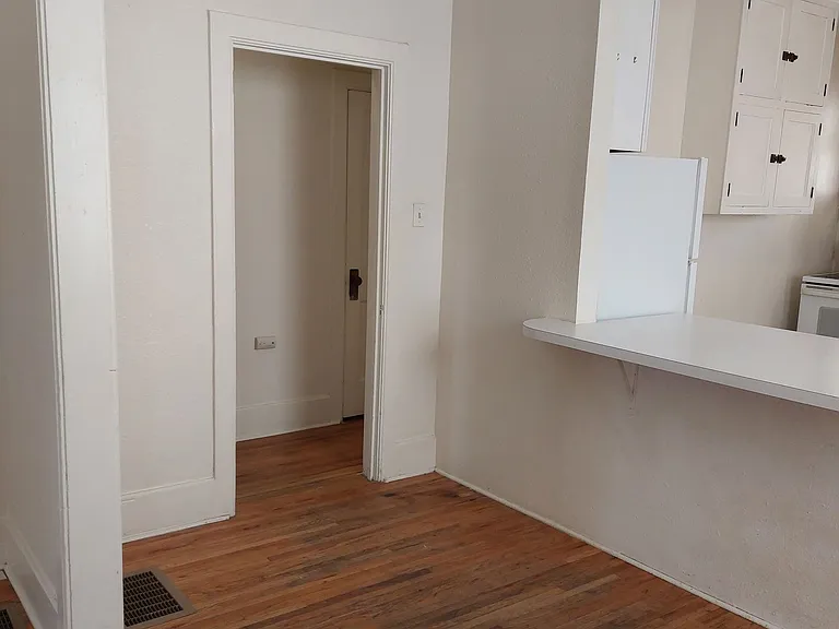 College Housing - 4 bedrooms — Photo 49