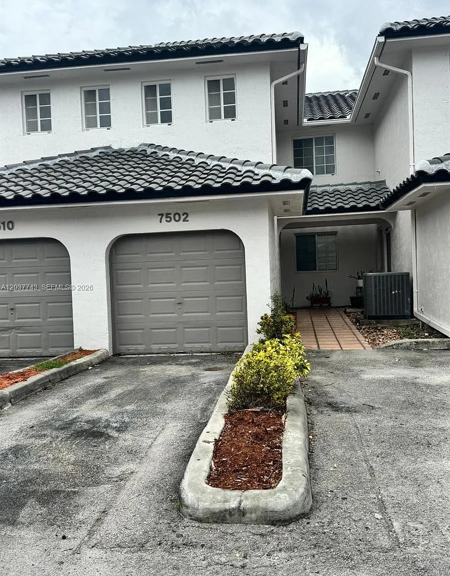 Lilandia Estates Condo — Photo 1