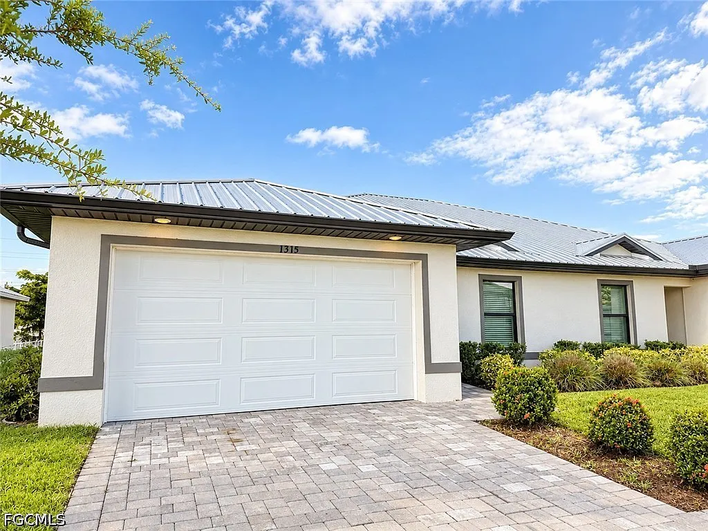 3 bed, 2.0 bath, 2852 sqft, $2,000 — Photo 2