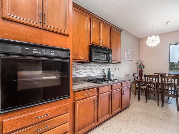 5th image of 10725 Banfield Dr
