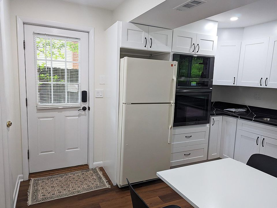 Main door/private entrance into the kitchen