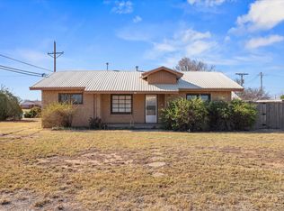 1108 8th St, Shallowater, TX 79363