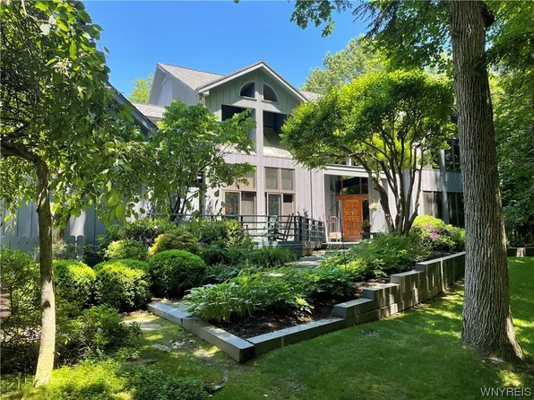 21 Crag Burn Dr, East Aurora, NY 14052