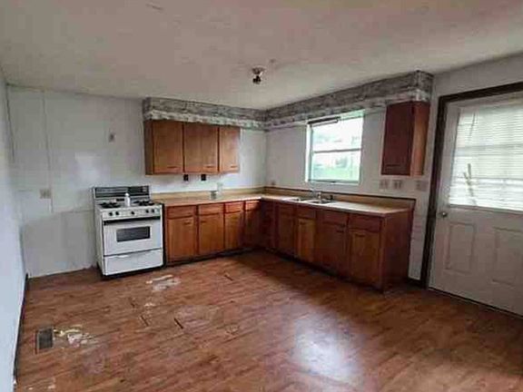 5th image of 2402 Lincoln Ave