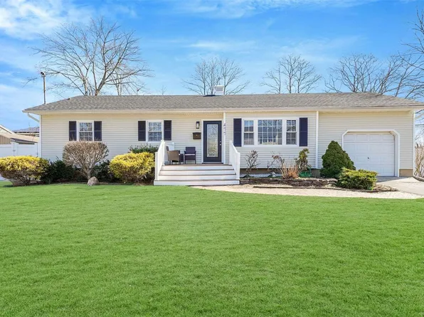 477 Bayport Avenue, Bayport, NY 11705
