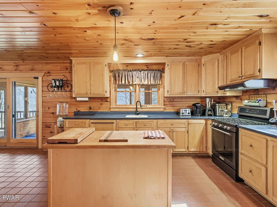 17th image of 992 Winterdale Rd