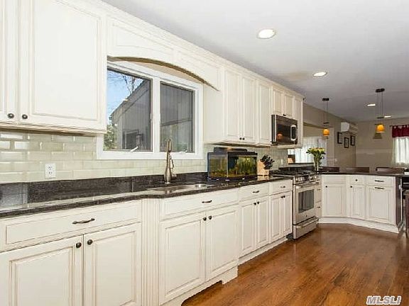 3rd image of 10 Linda Ln E
