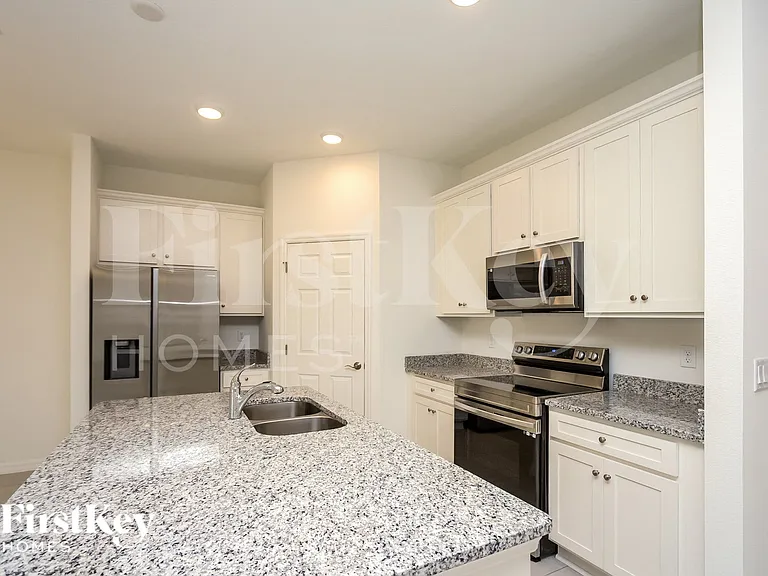 336 Corbel Ln — Photo 6