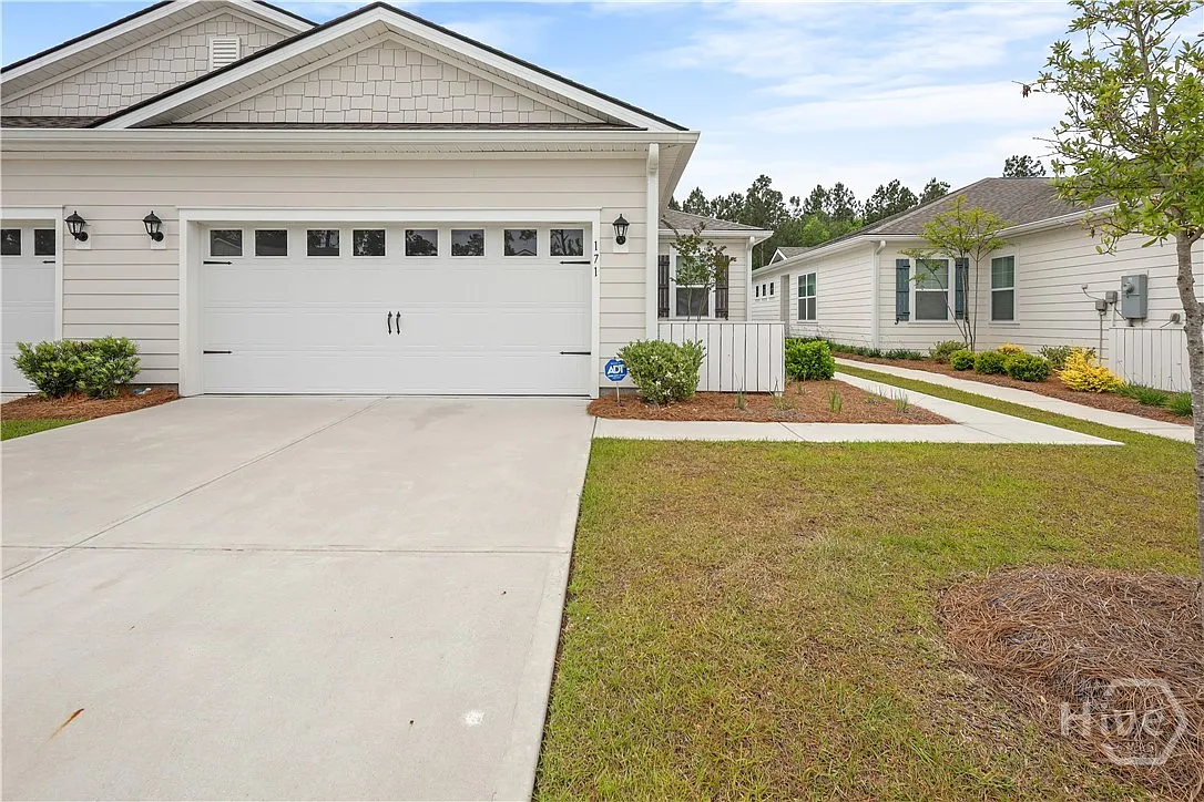 3 bed, 2.0 bath, 1397 sqft, $2,600 — Photo 2