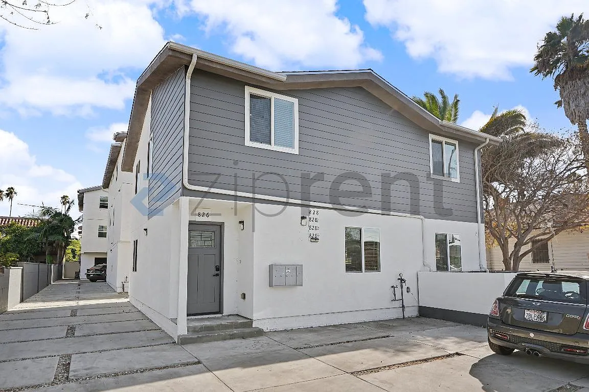 5 bed, 2500 sqft, $4,400 — Photo 1