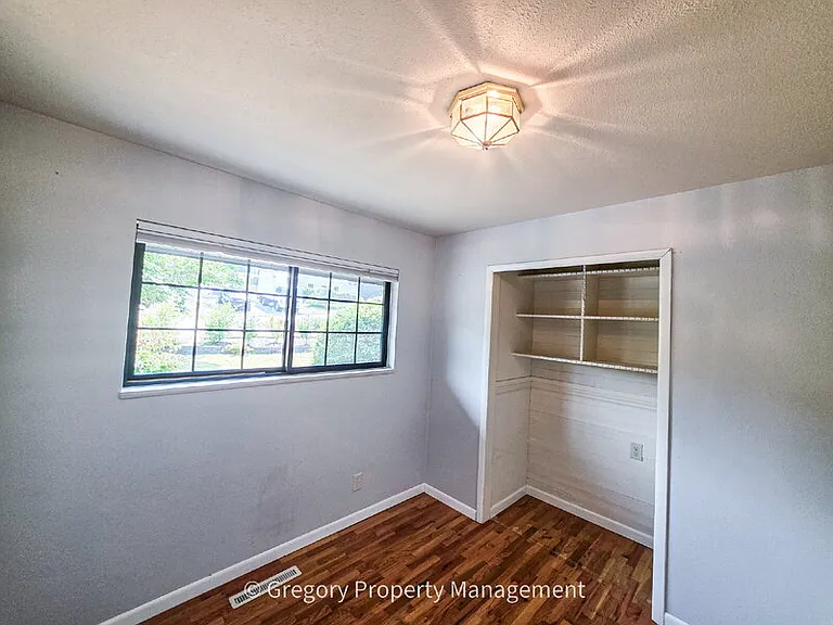1715 Holbrook Ave — Photo 19