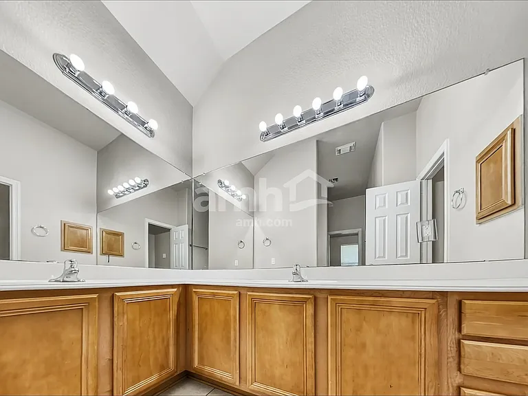 1016 Brazos Ct — Photo 11