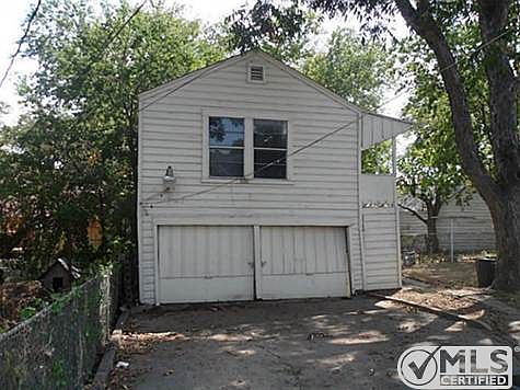 2nd image of 800 E Robert St