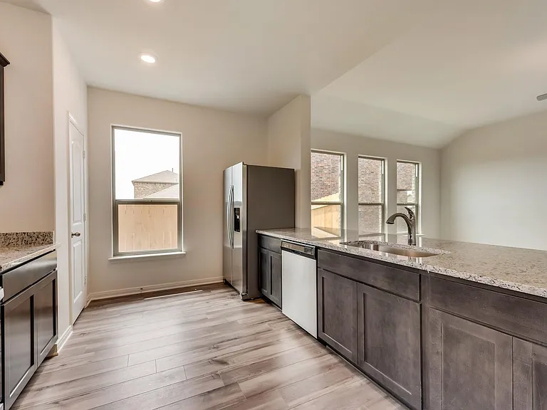 833 Serena Dr — Photo 4
