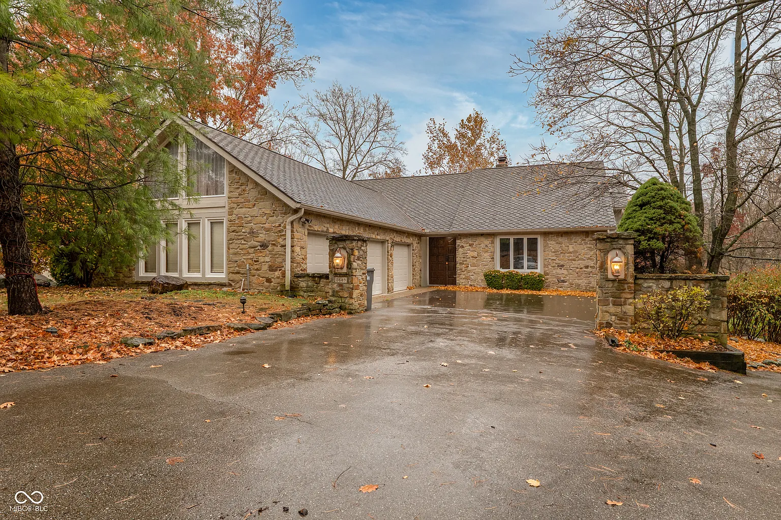 8649 Bay Colony Dr photo 1