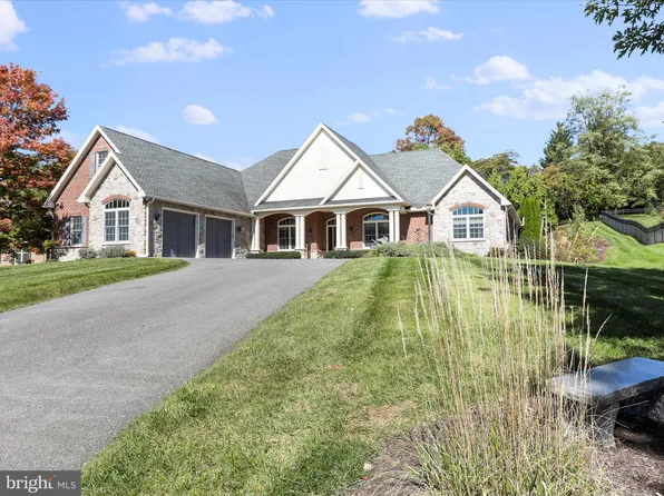 24 Woodbriar Dr, Chambersburg, PA 17202