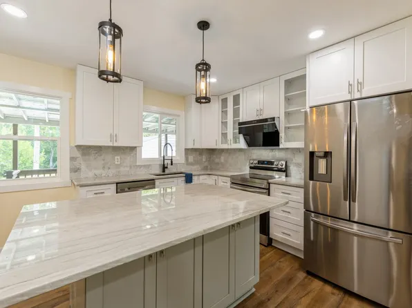 3827 E 32nd St, Des Moines, IA 50317