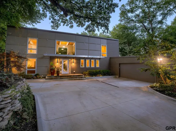 9316 Oak St, Omaha, NE 68124