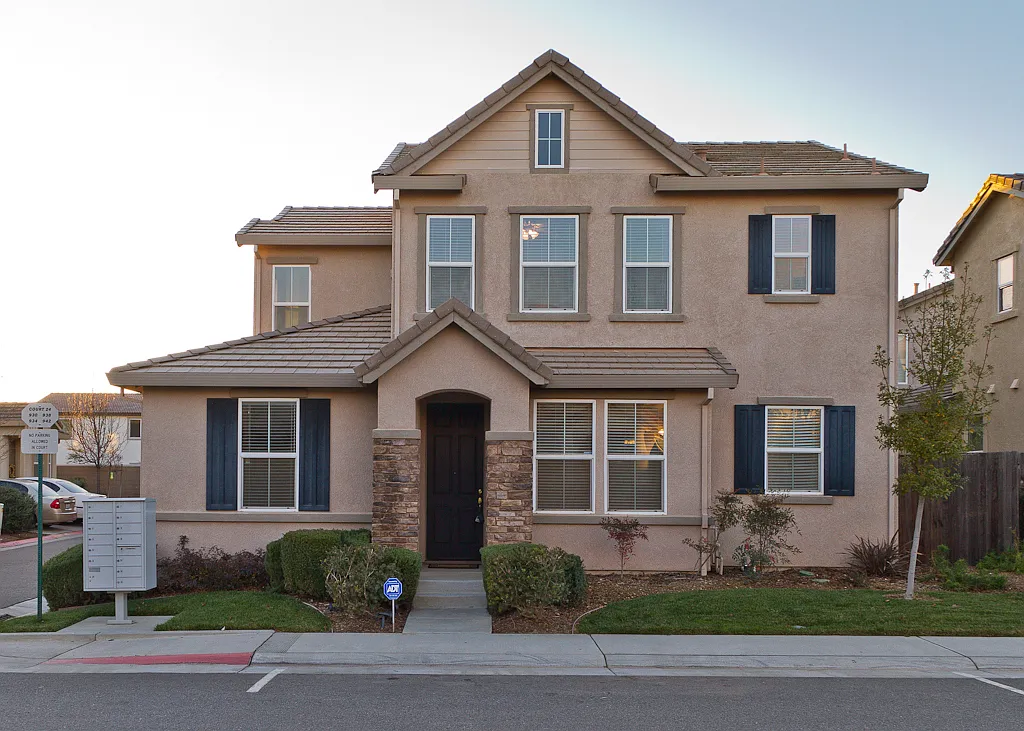 930 Courtyards Loop photo 1