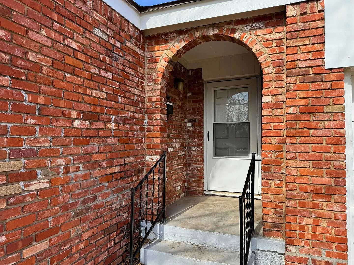 Adorable 2 Bed 1 Bath In Faith Village — Photo 2